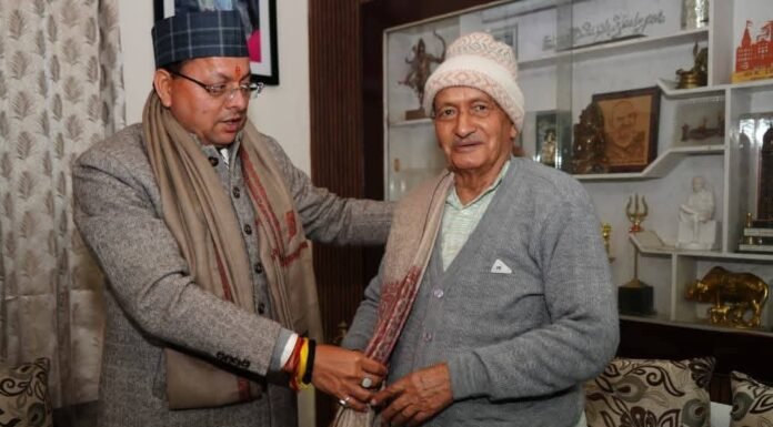 Dehradun:-पद्म भूषण सम्मान हेतु चयनित होने पर भगत सिंह कोश्यारी को उनके आवास पर पहुंच कर सीएम धामी ने दी बधाई