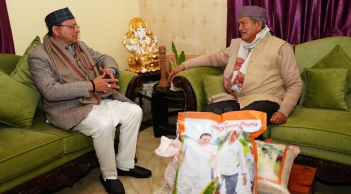 Dehradun:-मुख्यमंत्री पुष्कर सिंह धामी ने पूर्व मुख्यमंत्री हरीश रावत से की शिष्टाचार भेंट,जाना कुशलक्षेम