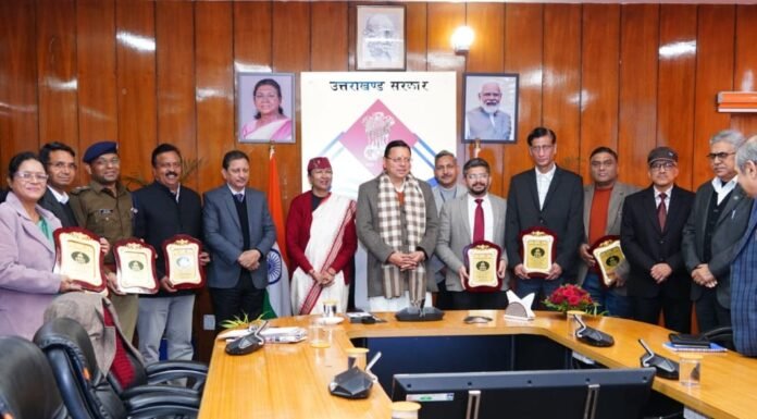 Dehradun:-आरटीआई अधिनियम के तहत सराहनीय कार्य करने वाले लोक सूचना तथा अपीलीय अधिकारियों को सीएम धामी ने किया सम्मानित
