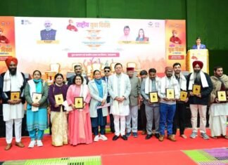 Uttarakhand:-राष्ट्रीय युवा दिवस के अवसर सीएम धामी देहरादून में विभिन्न क्षेत्रों में सराहनीय कार्य करने वाले महिला मंगल दलों और युवक मंगल दलों को किया पुरस्कृत
