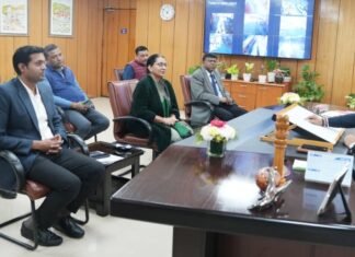 Dehradun:-मुख्य सचिव आनन्द बर्द्धन की अध्यक्षता में हुई मण्डल रेल प्रबन्धक,उत्तर रेलवे मुरादाबाद विनीता श्रीवास्तव के साथ बैठक