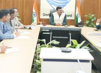 Dehradun:-मुख्य सचिव आनन्द बर्द्धन ने की अध्यक्षता में हुई सेब की अति सघन बागवानी योजना सम्बन्ध में शासन में उच्चाधिकारियों के साथ बैठक