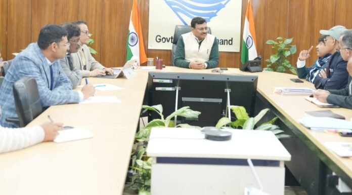 Dehradun:-मुख्य सचिव आनन्द बर्द्धन ने की अध्यक्षता में हुई सेब की अति सघन बागवानी योजना सम्बन्ध में शासन में उच्चाधिकारियों के साथ बैठक