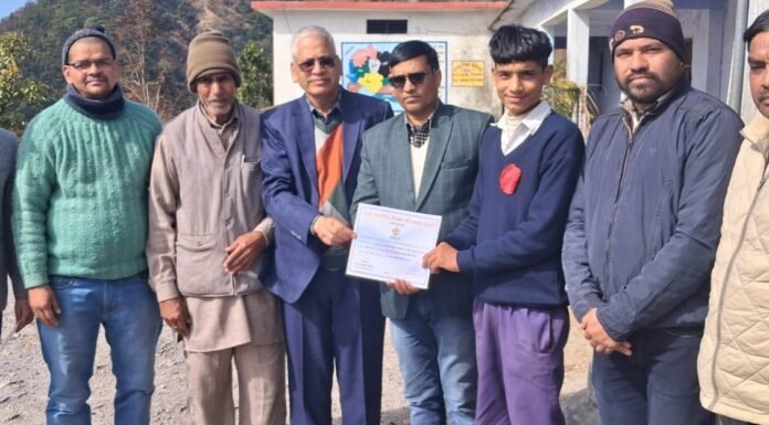 Pauri Garhwal:-राइका गैंडखाल में मनीष,अनूप एवं प्रशांत को मिला बारहवां चंद्र प्रकाश मैठाणी स्मृति मेधावी पुरस्कार