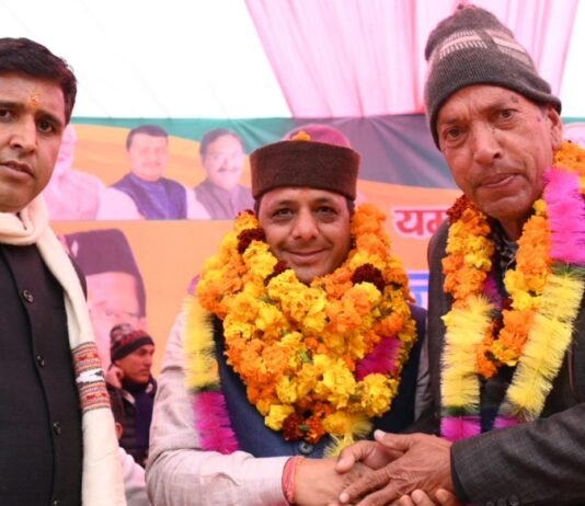 Uttarkashi:-चिन्यालीसौड़ में आयोजित जन संवाद कार्यक्रम में शामिल हुए भाजपा प्रदेश मीडिया प्रभारी मनवीर सिंह चौहान कहा-यमुनोत्री को जिला और श्रेष्ठ विधानसभा बनाना हमारा पहला लक्ष्य और संकल्प