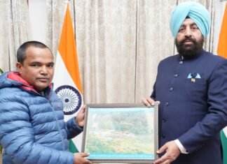 Dehradun:-राज्यपाल गुरमीत सिंह से ग्राम ल्वाणी,विकासखंड देवाल,जिला चमोली के मत्स्य पालन उद्यमी मोहन सिंह बिष्ट ने की भेंट