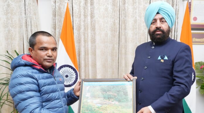 Dehradun:-राज्यपाल गुरमीत सिंह से ग्राम ल्वाणी,विकासखंड देवाल,जिला चमोली के मत्स्य पालन उद्यमी मोहन सिंह बिष्ट ने की भेंट