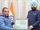 Dehradun:-राज्यपाल गुरमीत सिंह से ग्राम ल्वाणी,विकासखंड देवाल,जिला चमोली के मत्स्य पालन उद्यमी मोहन सिंह बिष्ट ने की भेंट