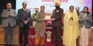 Uttarakhand:-लोक भवन में आयोजित हुआ होली मिलन एवं उत्कृष्ट सम्मान समारोह,राज्यपाल गुरमीत सिंह ने उत्कृष्ट कार्य करने वाले कार्मिकों को किया सम्मानित