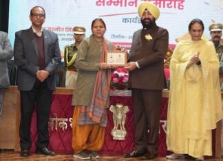 Uttarakhand:-लोक भवन में आयोजित हुआ होली मिलन एवं उत्कृष्ट सम्मान समारोह,राज्यपाल गुरमीत सिंह ने उत्कृष्ट कार्य करने वाले कार्मिकों को किया सम्मानित