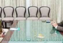 Dehradun:-पुलिस महानिदेशक दीपम सेठ ने राज्यपाल गुरमीत सिंह से की शिष्टाचार भेंट,चारधाम यात्रा एवं कुभं मेली की तैयारियों कराया अवगत