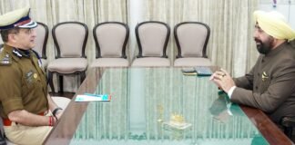 Dehradun:-पुलिस महानिदेशक दीपम सेठ ने राज्यपाल गुरमीत सिंह से की शिष्टाचार भेंट,चारधाम यात्रा एवं कुभं मेली की तैयारियों कराया अवगत
