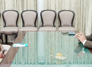 Dehradun:-पुलिस महानिदेशक दीपम सेठ ने राज्यपाल गुरमीत सिंह से की शिष्टाचार भेंट,चारधाम यात्रा एवं कुभं मेली की तैयारियों कराया अवगत