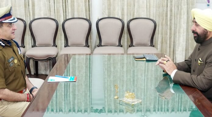 Dehradun:-पुलिस महानिदेशक दीपम सेठ ने राज्यपाल गुरमीत सिंह से की शिष्टाचार भेंट,चारधाम यात्रा एवं कुभं मेली की तैयारियों कराया अवगत