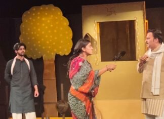 New Delhi:-भारत रंग महोत्सव के श्रेष्ठ नाटकों में एक रहा नाटक लेखक प्रसिद्ध कहानीकार डॉ.हरिसुमन बिष्ट का नाटक ‘खुलल रह गईल खिड़की के एगो पाला’