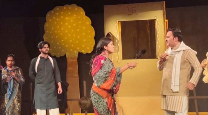 New Delhi:-भारत रंग महोत्सव के श्रेष्ठ नाटकों में एक रहा नाटक लेखक प्रसिद्ध कहानीकार डॉ.हरिसुमन बिष्ट का नाटक ‘खुलल रह गईल खिड़की के एगो पाला’