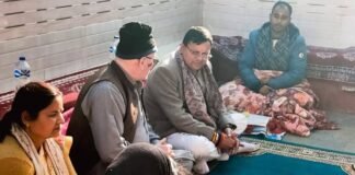 Rudraprayag:-मुख्यमंत्री पुष्कर सिंह धामी ने गुप्तकाशी में वरिष्ठ तीर्थ पुरोहित स्व.श्रीनिवास पोस्ती एवं वरिष्ठ भाजपा कार्यकर्ता स्व.अटल वाजपेयी को दी श्रद्धांजलि