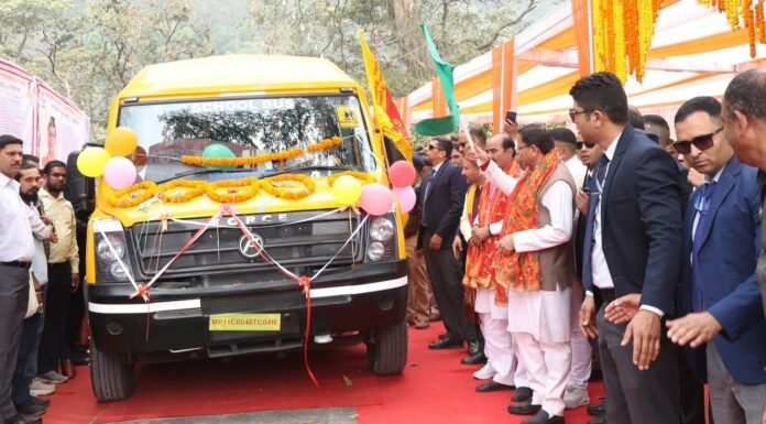 Champawat:-मुख्यमंत्री पुष्कर धामी ने सीएसआर मद से प्राप्त दो वाहनों को हरी झंडी दिखाकर किया रवाना
