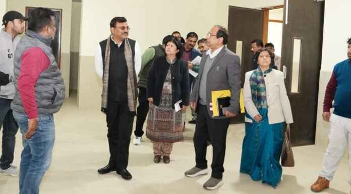 Dehradun:-मुख्य सचिव आनन्द बर्द्धन ने हर्रावला में नवनिर्मित शकुंतला रानी सरदारी लाल ओबेरॉय राजकीय मैटरनिटी एवं कैंसर चिकित्सालय का किया निरीक्षण
