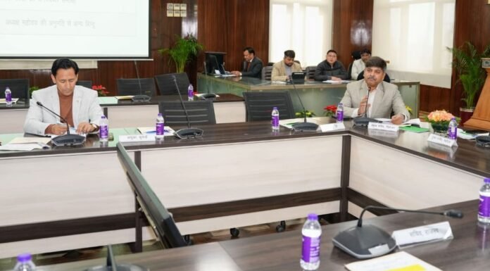 Dehradun:-मुख्य सचिव आनन्द बर्द्धन ने की विकासकार्यों की जनपद्वार समीक्षा,अधिकारियों को दिए जरूरी निर्देश