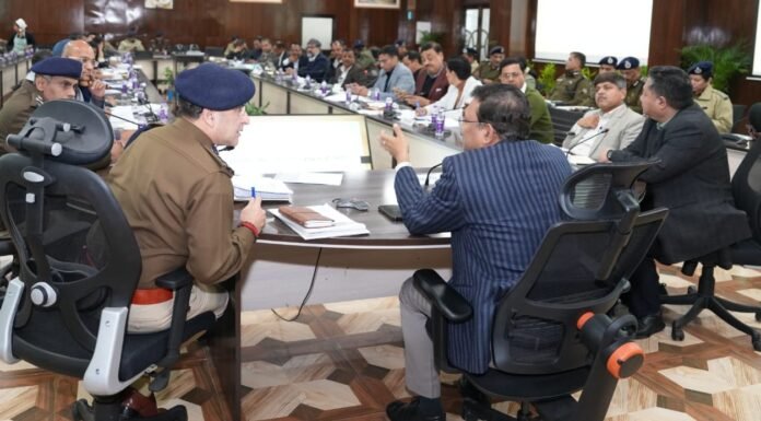 Dehradun:-मुख्य सचिव आनन्द बर्द्धन ने की गृह विभाग की समीक्षा,पुलिस विभाग को प्रदेश में कानून व्यवस्था बिगाड़ने वालों के खिलाफ कठोर कार्यवाही के निर्देश