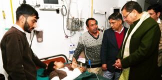 Uttarakhand:-क्वानू–मीनस मोटर मार्ग दुर्घटना में घायल यात्रियों का हाल पूछने दून अस्पताल पहुँचे सीएम धामी,पारिवारिक जनों से बातचीत कर इलाज का दिया पूरा भरोसा