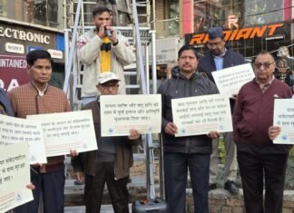 Uttarakhand:-पहाड़ में बाघ बच्चे मार रहा और राजधानी मौन है,अगस्त्यमुनि में हुई बच्चे की हत्या के बाद धाद ने किया घंटाघर पर प्रदर्शन