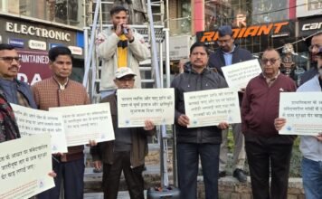 Uttarakhand:-पहाड़ में बाघ बच्चे मार रहा और राजधानी मौन है,अगस्त्यमुनि में हुई बच्चे की हत्या के बाद धाद ने किया घंटाघर पर प्रदर्शन