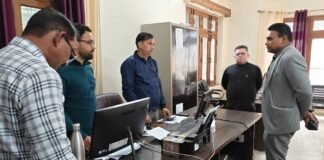 Dehradun:-आवास सचिव डॉ.आर.राजेश कुमार ने किया नगर एवं ग्राम नियोजन विभाग का औचक निरीक्षण,बायोमेट्रिक उपस्थिति एवं अनुशासन पर सख्ती