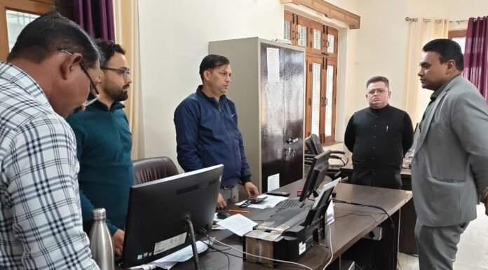 Dehradun:-आवास सचिव डॉ.आर.राजेश कुमार ने किया नगर एवं ग्राम नियोजन विभाग का औचक निरीक्षण,बायोमेट्रिक उपस्थिति एवं अनुशासन पर सख्ती