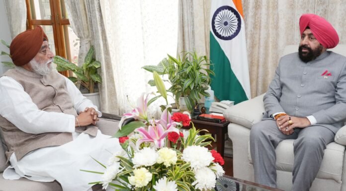 Dehradun:-हेमकुंड साहिब मैनेजमेंट ट्रस्ट के अध्यक्ष नरेंद्रजीत सिंह बिंद्रा ने राज्यपाल गुरमीत सिंह से की शिष्टाचार भेंट