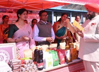 Pithoragarh:-एक दिन के दौरे पर पिथौरागढ़ पहुंचे राज्यपाल गुरमीत सिंह,विभिन्न योजनाओं की समीक्षा किया स्टालों का निरीक्षण