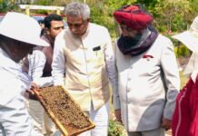 Dehradun:-लोक भवन में मधुमक्खी पालन से 41 किलोग्राम एवं मुख्यमंत्री आवास परिसर में निकाला गया 60 किलोग्राम शहद