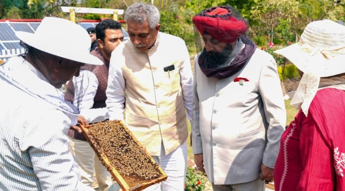 Dehradun:-लोक भवन में मधुमक्खी पालन से 41 किलोग्राम एवं मुख्यमंत्री आवास परिसर में निकाला गया 60 किलोग्राम शहद