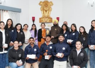 Uttarakhand:-राज्यपाल गुरमीत सिंह से दून विश्वविद्यालय के मीडिया एंड कम्युनिकेशन स्टडीज विभाग के छात्र-छात्राओं ने की शिष्टाचार भेंट