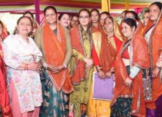 Almora:-देवी भागवत कथा और सोमेश्वर में पूजन में शामिल हुईं कैबिनेट मंत्री रेखा आर्या