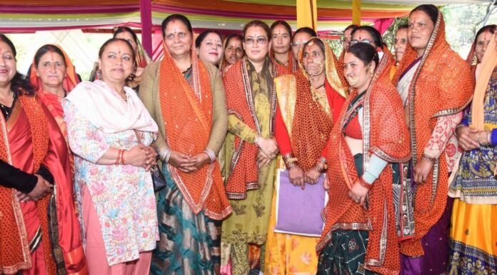 Almora:-देवी भागवत कथा और सोमेश्वर में पूजन में शामिल हुईं कैबिनेट मंत्री रेखा आर्या