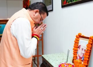 Uttarakhand:-उत्तर प्रदेश के पूर्व मुख्यमंत्री स्वर्गीय हेमवती नंदन बहुगुणा की पुण्य तिथि पर सीएम धामी ने श्रद्धा सुमन अर्पित कर दी श्रद्धांजलि