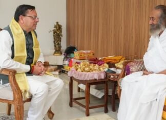 Uttarakhand:-मुख्यमंत्री पुष्कर धामी ने ऋषिकेश में श्री श्री रविशंकर जी से शिष्टाचार भेंट कर लिया आशीर्वाद
