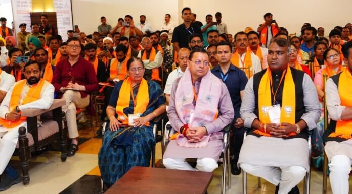 Dehradun:-मुख्यमंत्री पुष्कर धामी ने सुना ‘मन की बात’ का 132वां एपिसोड,जनप्रतिनिधियों संग साझा किए विचार