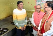 Dehradun:-मुख्यमंत्री पुष्कर सिंह धामी ने रेस्टोरेंट में पहुंच लिया गैस आपूर्ति का जायजा