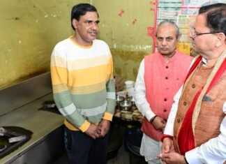 Dehradun:-मुख्यमंत्री पुष्कर सिंह धामी ने रेस्टोरेंट में पहुंच लिया गैस आपूर्ति का जायजा