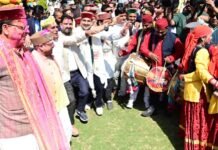 Uttarakhand:-मुख्यमंत्री आवास में होली मिलन कार्यक्रम में जुटे गढ़वाल-कुमाऊं-जौनसार के कलाकार,लोक गीतों की धुनों के बीच निखरे होली के रंग