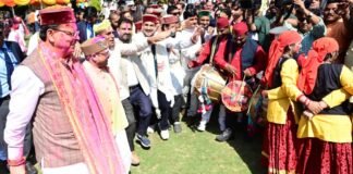 Uttarakhand:-मुख्यमंत्री आवास में होली मिलन कार्यक्रम में जुटे गढ़वाल-कुमाऊं-जौनसार के कलाकार,लोक गीतों की धुनों के बीच निखरे होली के रंग