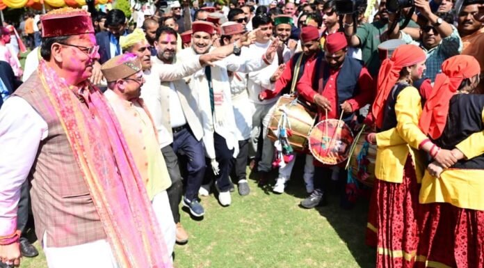 Uttarakhand:-मुख्यमंत्री आवास में होली मिलन कार्यक्रम में जुटे गढ़वाल-कुमाऊं-जौनसार के कलाकार,लोक गीतों की धुनों के बीच निखरे होली के रंग