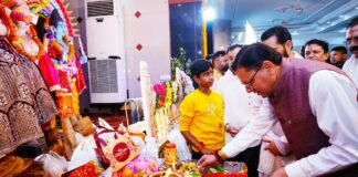 Dehradun:-मुख्यमंत्री पुष्कर धामी,अमरीक हॉल में अशोक वर्मा पूर्व अध्यक्ष राज्य पिछड़ा वर्ग आयोग द्वारा आयोजित माता की चौकी कार्यक्रम में हुए शामिल