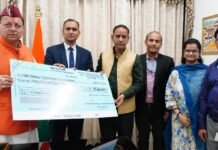 Dehradun:-केनरा बैंक ने मुख्यमंत्री राहत कोष हेतु 25 लाख रुपये का चेक किया भेंट