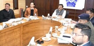 Nainital:-मुख्य सचिव आनन्द बर्द्धन ने की नैनीताल जिले में संचालित विभिन्न परियोजनाओं की समीक्षा,निर्माणाधीन परियोजनाओं को समय पर पूरा करने के अधिकारियों को दिए निर्देश