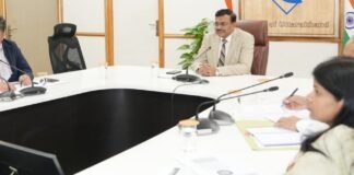 Uttarakhand:-मुख्य सचिव आनन्द बर्द्धन ने जिलाधिकारियों से वीडियो कॉन्फ्रेंसिंग के माध्यम से प्रदेश में एलपीजी गैस उपलब्धता की अद्यतन स्थिति की ली जानकारी