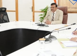 Uttarakhand:-मुख्य सचिव आनन्द बर्द्धन ने जिलाधिकारियों से वीडियो कॉन्फ्रेंसिंग के माध्यम से प्रदेश में एलपीजी गैस उपलब्धता की अद्यतन स्थिति की ली जानकारी